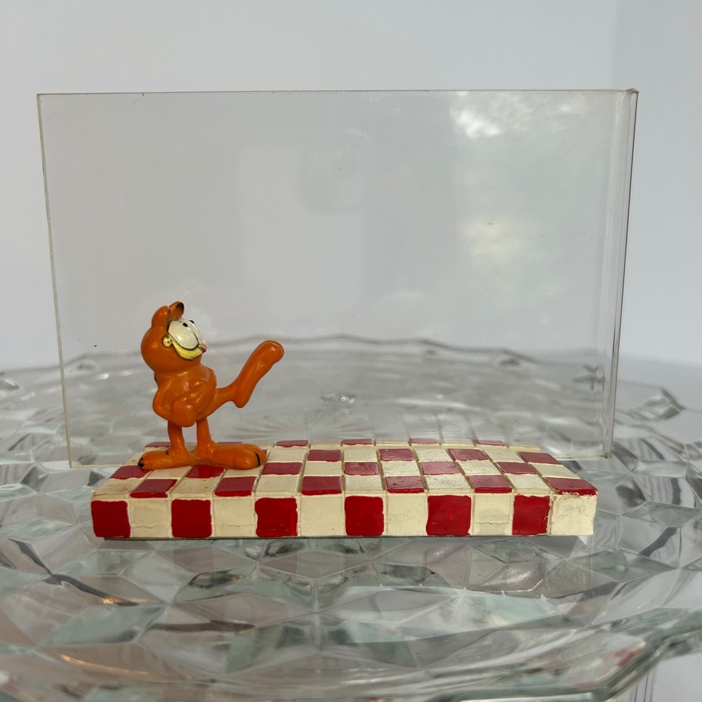 Vintage Garfield Figurine Ceramic Red White Checkered Base Comic Decor